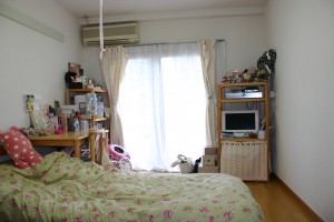 珍しいベッド横置き