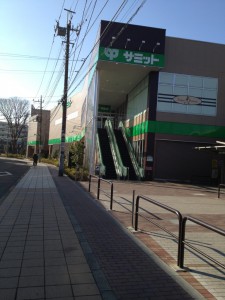 横断歩道を渡り「サミット」横を直進