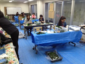 暖房もつけず黙々と作業を・・