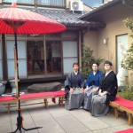 外の待合、緊張感があります。