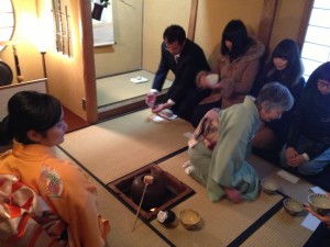 解説は多言語が飛び交います。