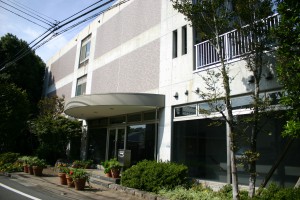 東和ランドテックの書面玄関の先を右に曲がるとＡ棟・事務局入口があります。