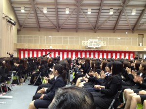 黒一色の新入生