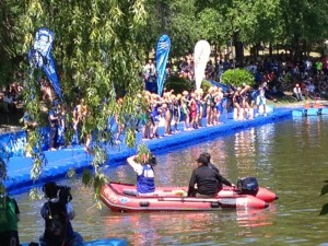 井の頭公園の池のようなスイム会場