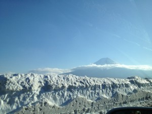 河口湖ＩＣ辺りの除雪の山