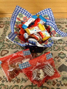 Sakiさんの手作りチョコ（下）皆に配るチョコ（上）